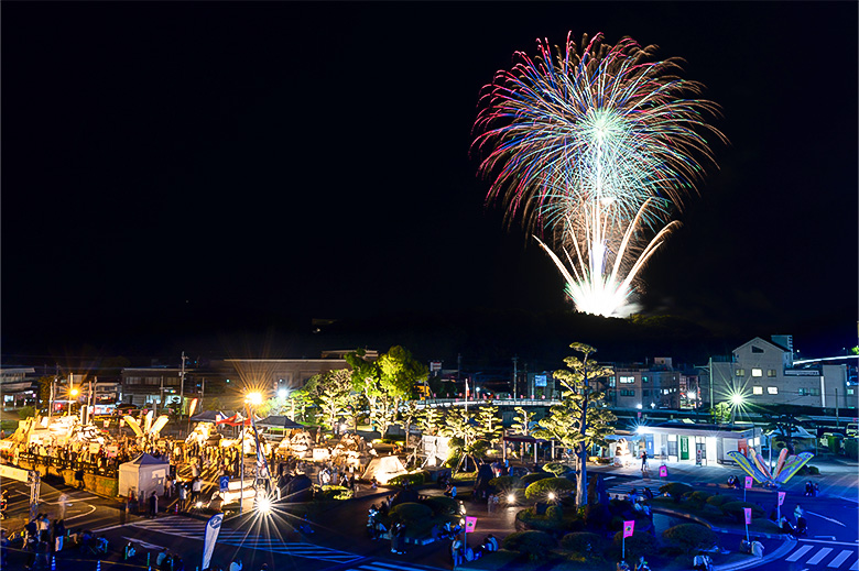 ミュージック&ライティングショー・花火の画像