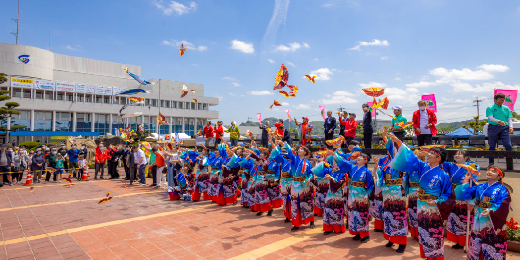 南さつま市役所庁舎前でのオープニングセレモニーの様子