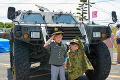 自衛隊車両の展示と制服試着体験