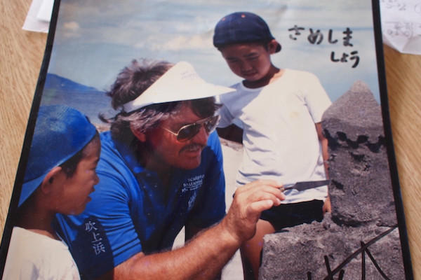 ゲーリー・カークさんに指導を受ける鮫島さんの息子さん